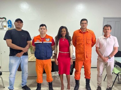 Prefeita Lacerda reúne equipes de Defesa Civil e Bombeiros para enfrentar chuvas em São João do Soter 