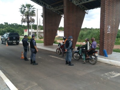Polícia militar realiza barreira na entrada de São João do Soter para reforçar a segurança do município