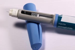 Anvisa acompanha casos de doença ocular rara e investiga possível relação com canetas para emagrecimento