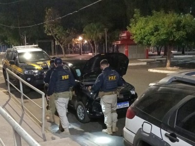 Motorista de aplicativo é flagrado com carro roubado em Caxias