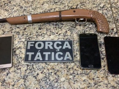 Força Tática detém dupla com arma de fogo e celulares roubados em Caxias