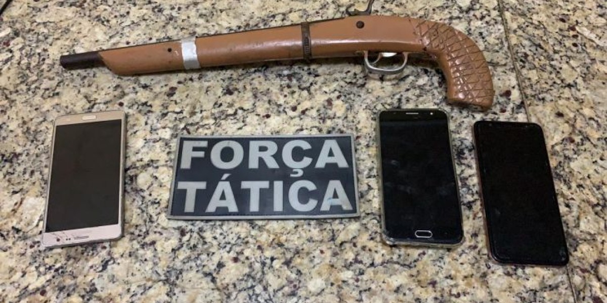 Força Tática detém dupla com arma de fogo e celulares roubados em Caxias