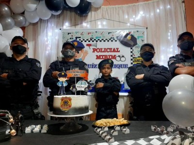 Policiais participam de aniversário de criança fã da PM no Campo de Belém