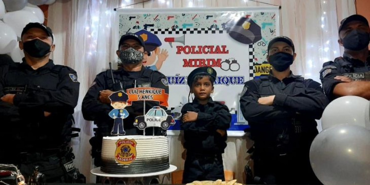Policiais participam de aniversário de criança fã da PM no Campo de Belém