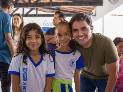 Prefeitura de Coelho Neto faz entrega de kits escolares para alunos de escolas públicas