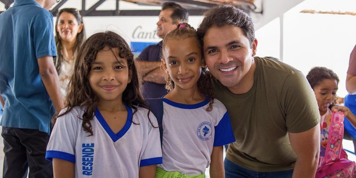 Prefeitura de Coelho Neto faz entrega de kits escolares para alunos de escolas públicas