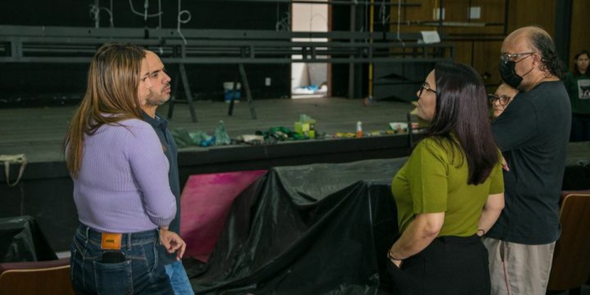 Prefeita Dinair Veloso vistoria obras da caixa cênica do Teatro Municipal Maria do Socorro Macedo Claudino