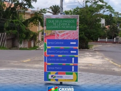 Totem com sinalização turística é instalado na rotatória próximo à Igreja Catedral