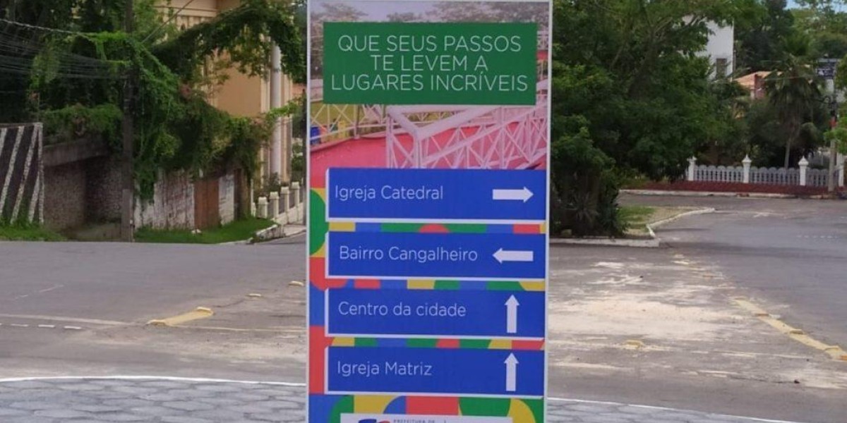 Totem com sinalização turística é instalado na rotatória próximo à Igreja Catedral