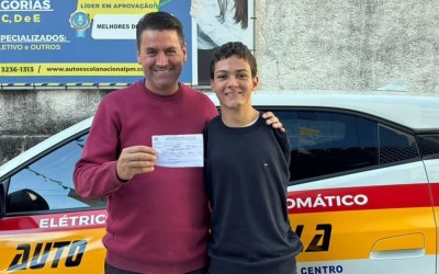 Jovem que nasceu sem os braços conquista CNH e inspira milhares com exemplo de superação
