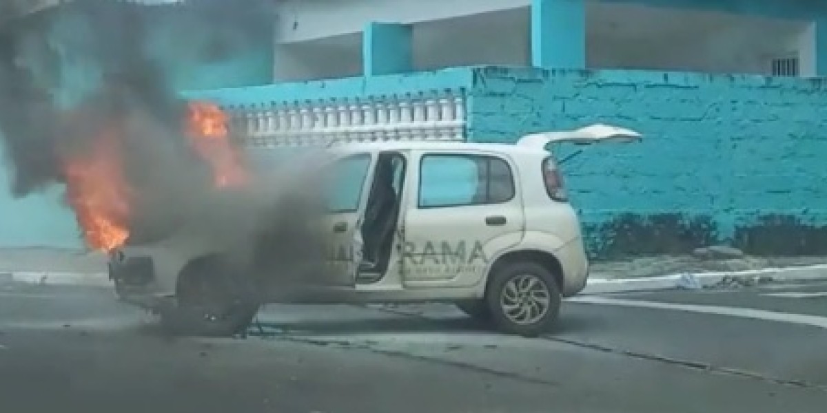 Veículo de prefeitura pega fogo e fica destruído em Timon