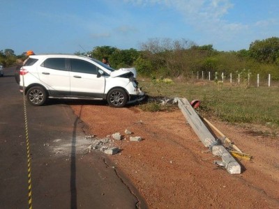 Veículo colide contra poste no DNR em Caxias