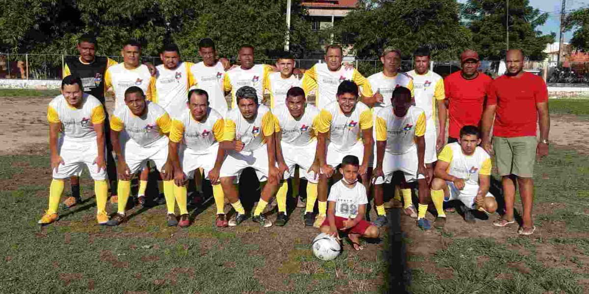 Miguel da rua 100 faz entrega de equipamento esportivo em Timon