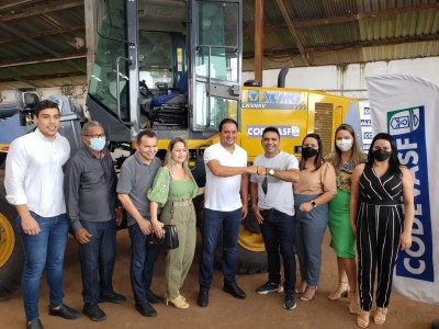 Prefeito Toinho Patioba recebe chaves de pá carregadeira das mãos do senador Weverton Rocha