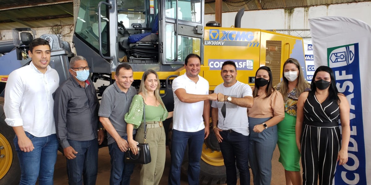 Prefeito Toinho Patioba recebe chaves de pá carregadeira das mãos do senador Weverton Rocha
