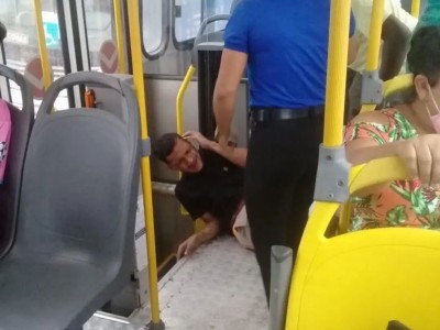 Dupla é detida e agredida por populares durante tentativa de assalto a ônibus na Grande São Luís