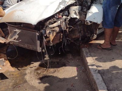 Carro colide em poste de energia elétrica no bairro Volta Redonda em Caxias