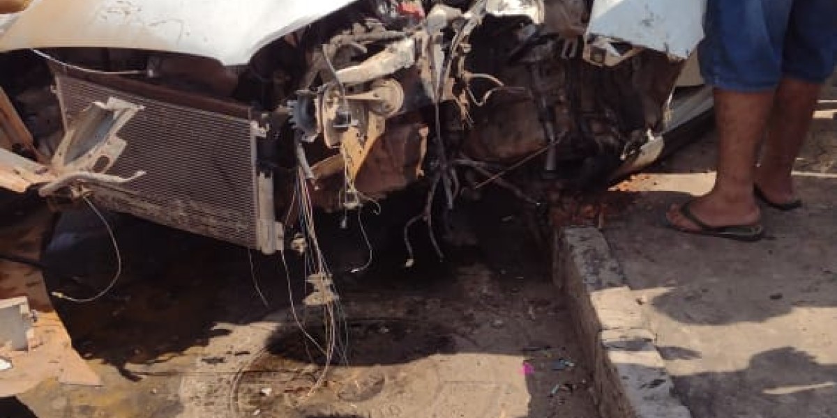 Carro colide em poste de energia elétrica no bairro Volta Redonda em Caxias