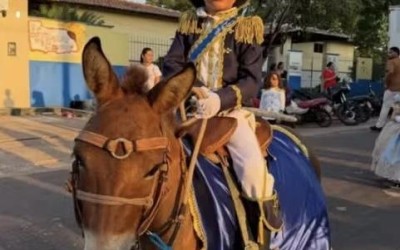 Menino vestido de Dom Pedro I encanta público e viraliza nas redes sociais no Maranhão