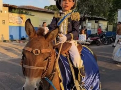 Menino vestido de Dom Pedro I encanta público e viraliza nas redes sociais no Maranhão