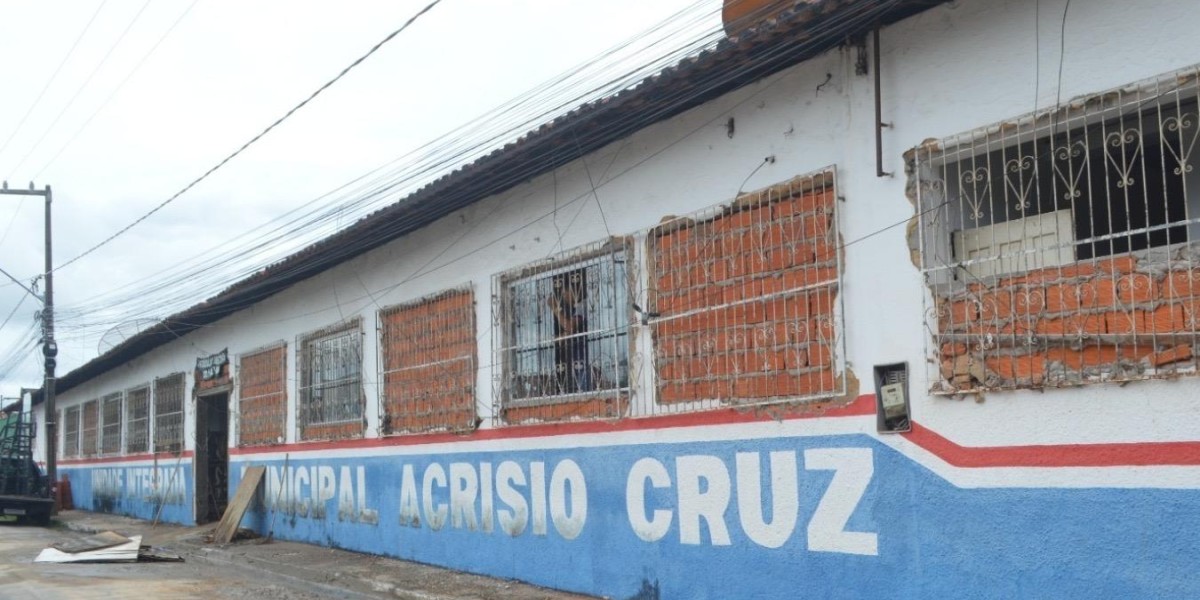 Escola Acrísio Cruz passa por reforma e terá todas as salas climatizadas