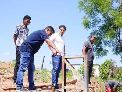 Prefeito de Coelho Neto, Bruno Silva, vistoria obras que estão sendo realizadas no município 