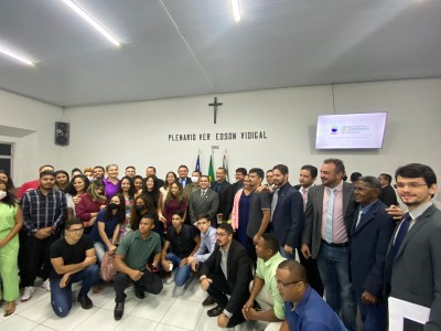 Alunos do curso de Direito acompanham sessão na Câmara Municipal de Caxias
