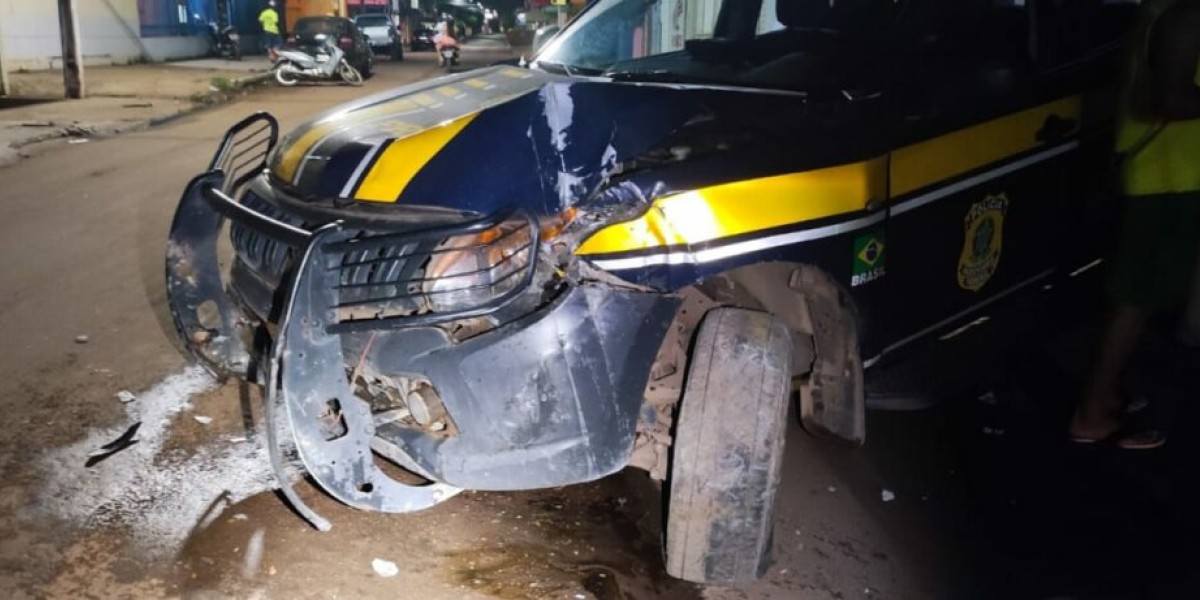 Viatura da PRF colide em muros durante perseguição a motociclista em Imperatriz