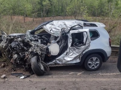Colisão entre carro e caminhão deixa três pessoas mortas e uma gravemente ferida na BR-222, em Vargem Grande