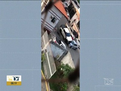 Caminhonete passa por cima de veículo em São Luís