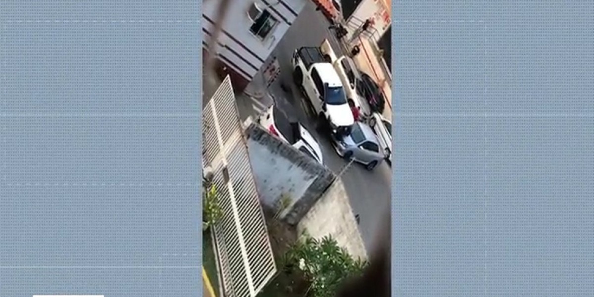 Caminhonete passa por cima de veículo em São Luís