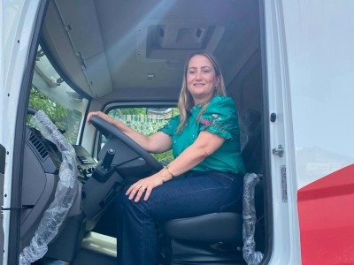 Prefeita Suane Dias entrega  uniformes e caminhão  compactador  para Gonçalves Dias