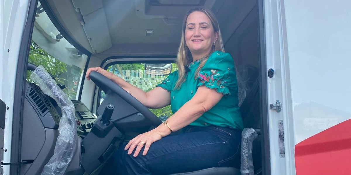 Prefeita Suane Dias entrega uniformes e caminhão compactador para Gonçalves Dias