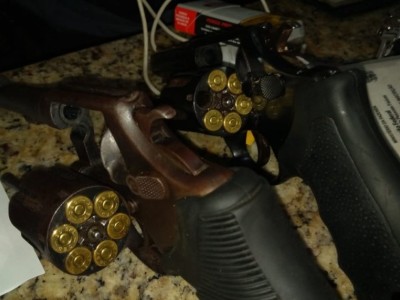 Dupla é presa por porte ilegal de arma de fogo em Caxias