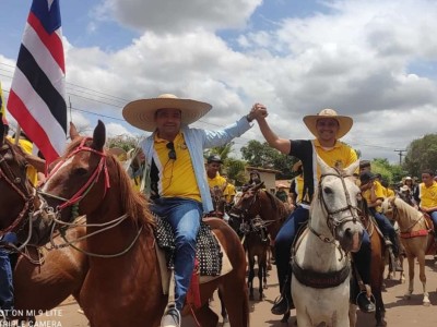 Prefeito Toinho e Romeu Patioba são recebidos com festa em grande cavalgada