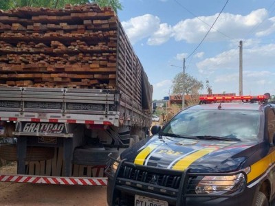 PRF apreende madeira ilegal na BR-230 em Balsas
