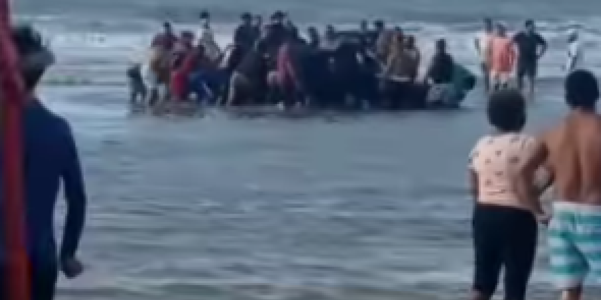 Carro é engolido pela maré na praia do Araçagy