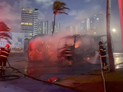 Ambulância e ônibus pegam fogo no estacionamento da Casa Ninar em São Luís