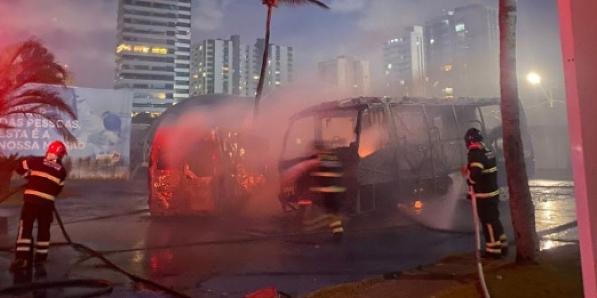 Ambulância e ônibus pegam fogo no estacionamento da Casa Ninar em São Luís
