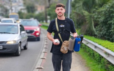 Após perder fortuna em apostas, jovem transforma rotina e viraliza vendendo café nas ruas