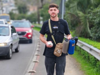 Após perder fortuna em apostas, jovem transforma rotina e viraliza vendendo café nas ruas