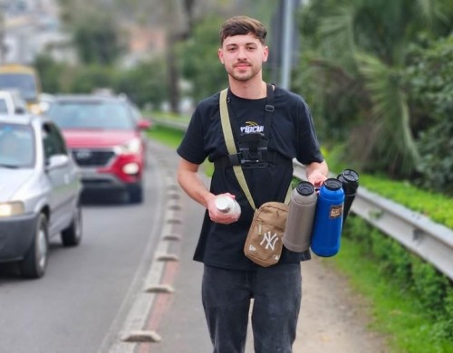 Após perder fortuna em apostas, jovem transforma rotina e viraliza vendendo café nas ruas