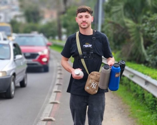 Após perder fortuna em apostas, jovem transforma rotina e viraliza vendendo café nas ruas