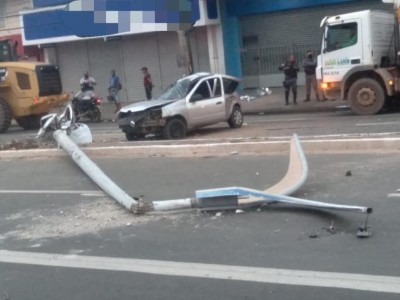 Carro colide com poste e deixa uma pessoa morta e três feridas em SL; motorista estava embriagado