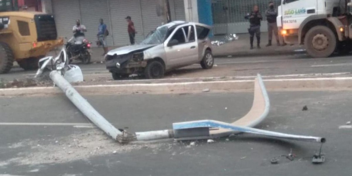 Carro colide com poste e deixa uma pessoa morta e três feridas em SL; motorista estava embriagado