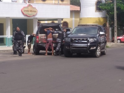 Dois homens são conduzidos pela polícia após perseguição no bairro Cohab em Caxias 