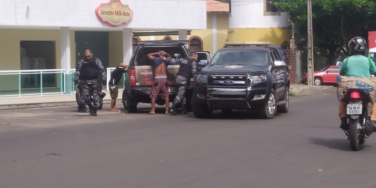 Dois homens são conduzidos pela polícia após perseguição no bairro Cohab em Caxias 