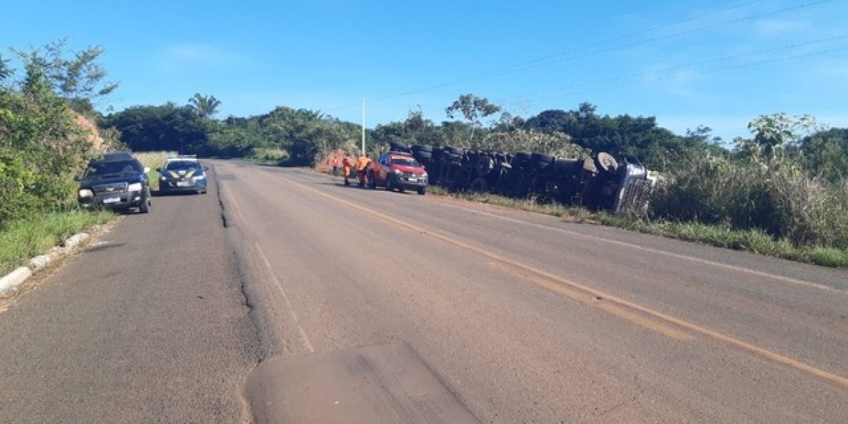 Caminhão trator e semi-reboque colidem e tombam na BR-222 em Imperatriz