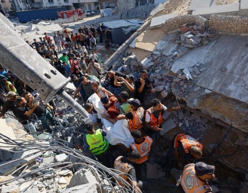 Desabamento de prédio em Gaza deixa mortos e amplia crise humanitária