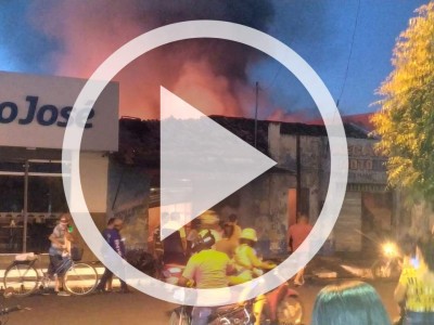 Bombeiros tentam controlar incêndio no centro de Caxias 